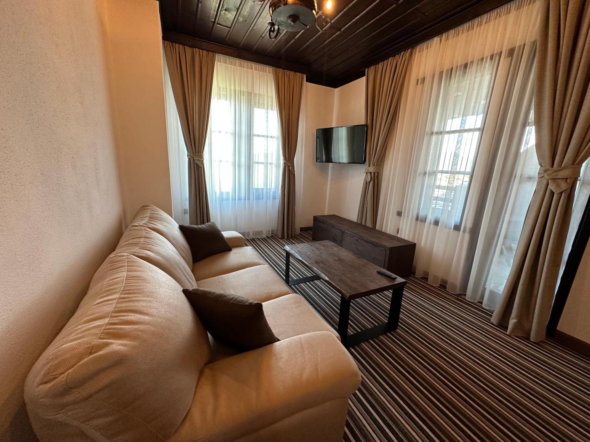 Hotel Leshten Extérieur photo